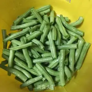 Make Four seasons of bean fried meat step 1