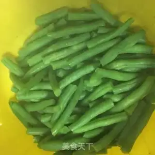 Make Four seasons of bean fried meat step 5