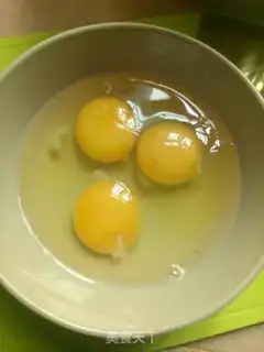 Make Scrambled eggs step 1