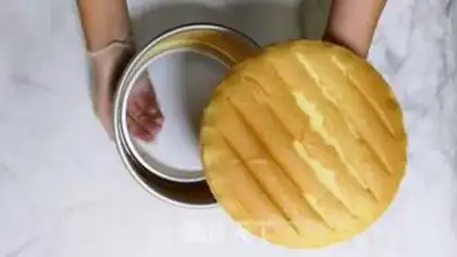 Make Gradual Color Float Cake step 2