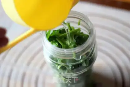 Make Scrambled spinach hands step 1