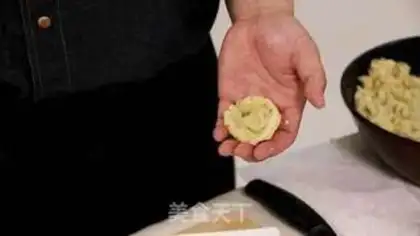 Make Chest-breathing potato balls step 4