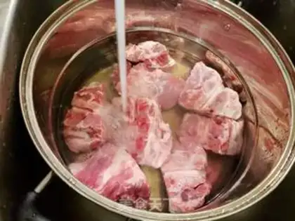 Make Korean pork bone soup step 0