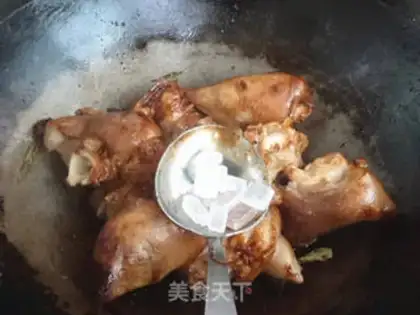 Make Pig hoofs burn potatoes step 7