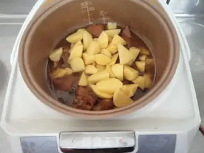 Make Pig hoofs burn potatoes step 10