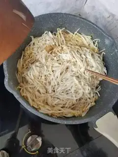 Make Eggs and bean sprouts step 7