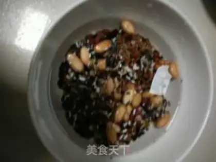 Make The red dates produce porridge step 1