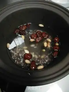 Make The red dates produce porridge step 2