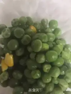 Make Peaches fried corn step 1