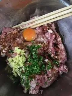 Make The chrysanthemum leaves step 0