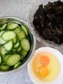 Make cucumber-mucked eggs step 0