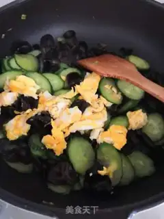Make cucumber-mucked eggs step 7