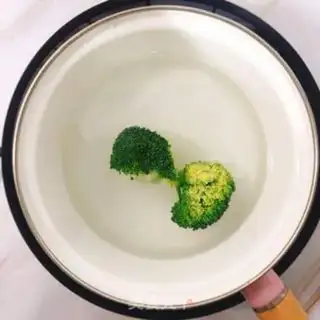 Make The broccoli chicken step 1