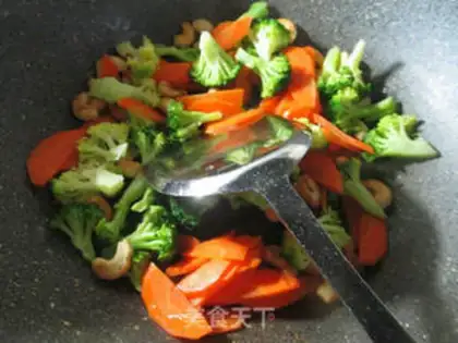 Make Cashew carrots and broccoli step 3