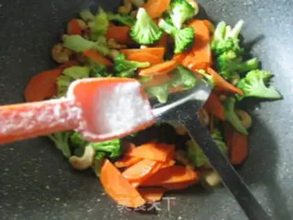 Make Cashew carrots and broccoli step 4