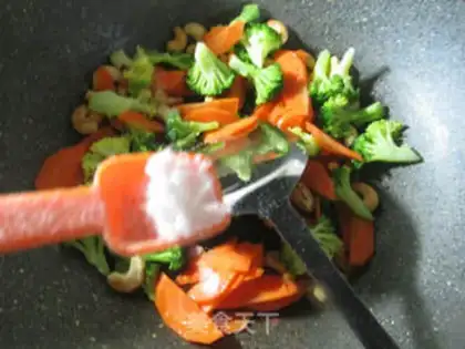 Make Cashew carrots and broccoli step 5