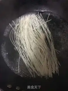 Make Soccer eggs with hot noodles step 0