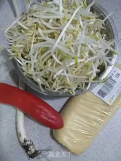 Make Dry tofu sprouts and sweet peppers step 0
