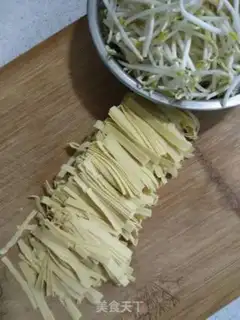 Make Dry tofu sprouts and sweet peppers step 1