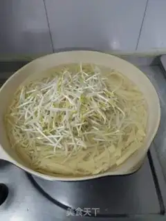 Make Dry tofu sprouts and sweet peppers step 3