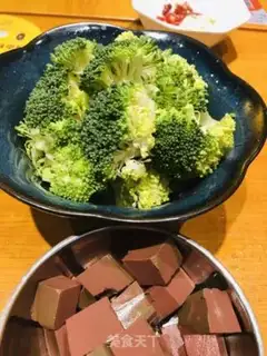 Make The broccoli burns duck blood step 1