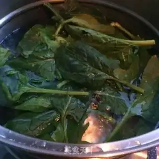 Make A spinach egg step 1