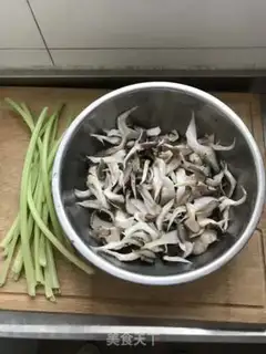 Make Pingos fried celery step 0