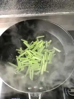 Make Pingos fried celery step 1
