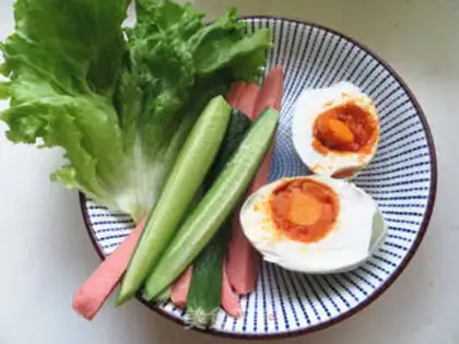 Make Meat pine yolk sushi step 1