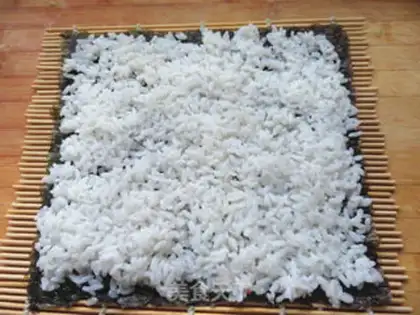 Make Meat pine yolk sushi step 3