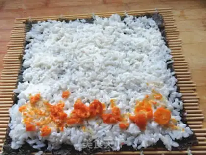 Make Meat pine yolk sushi step 5