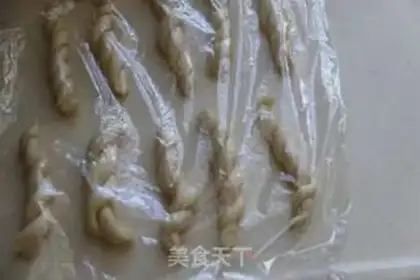 Make Shrimp rolls on the shoal step 3