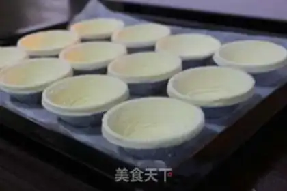 Make A simple quick hand with a Portuguese egg step 2