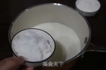 Make A simple quick hand with a Portuguese egg step 3