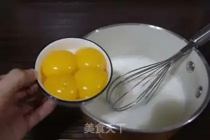 Make A simple quick hand with a Portuguese egg step 4