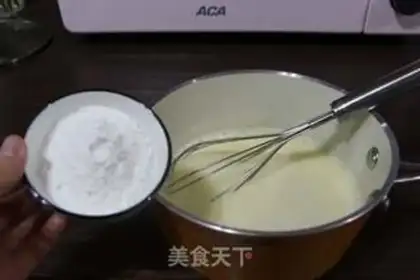 Make A simple quick hand with a Portuguese egg step 5