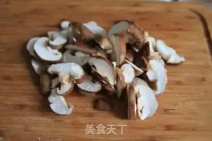 Make Chicken claws with red dates step 1