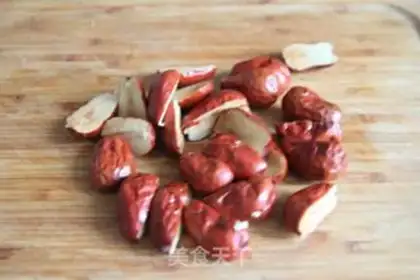 Make Chicken claws with red dates step 3