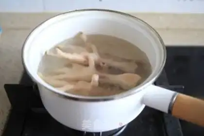 Make Chicken claws with red dates step 4