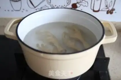 Make Chicken claws with red dates step 7