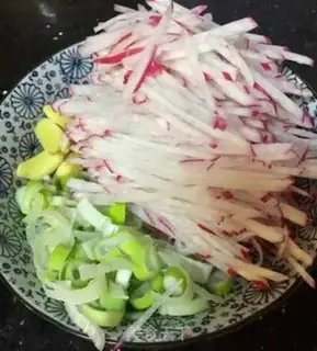 Make Shrimp radish soup step 2