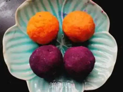 Make Two-colour potato ball yogurt cap step 2