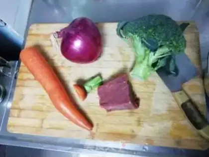 Make Black pepper beef pasta step 1