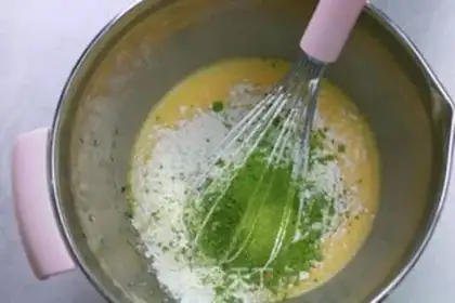 Make Strawberry Tower cake step 1