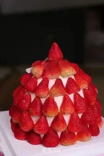 Make Strawberry Tower cake step 11