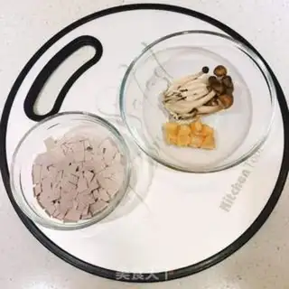 Make Crab-crumb dry noodles step 0