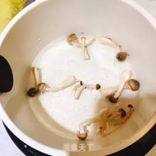 Make Crab-crumb dry noodles step 1