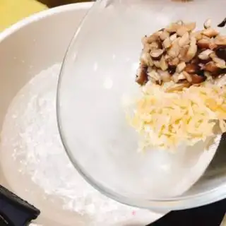 Make Crab-crumb dry noodles step 3
