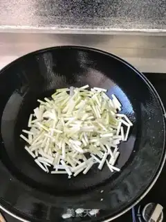 Make Garlic fried eggs step 3
