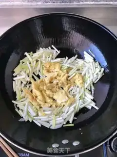 Make Garlic fried eggs step 4